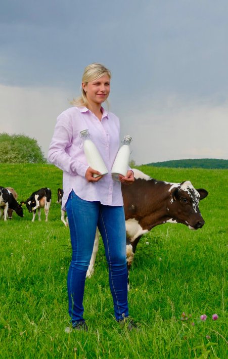 vaches-laitieres-dans-une-ferme-moderne